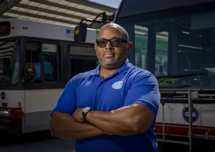 How much do CTA bus drivers make hourly?