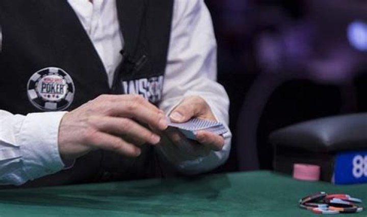How much do Las Vegas poker dealers make?