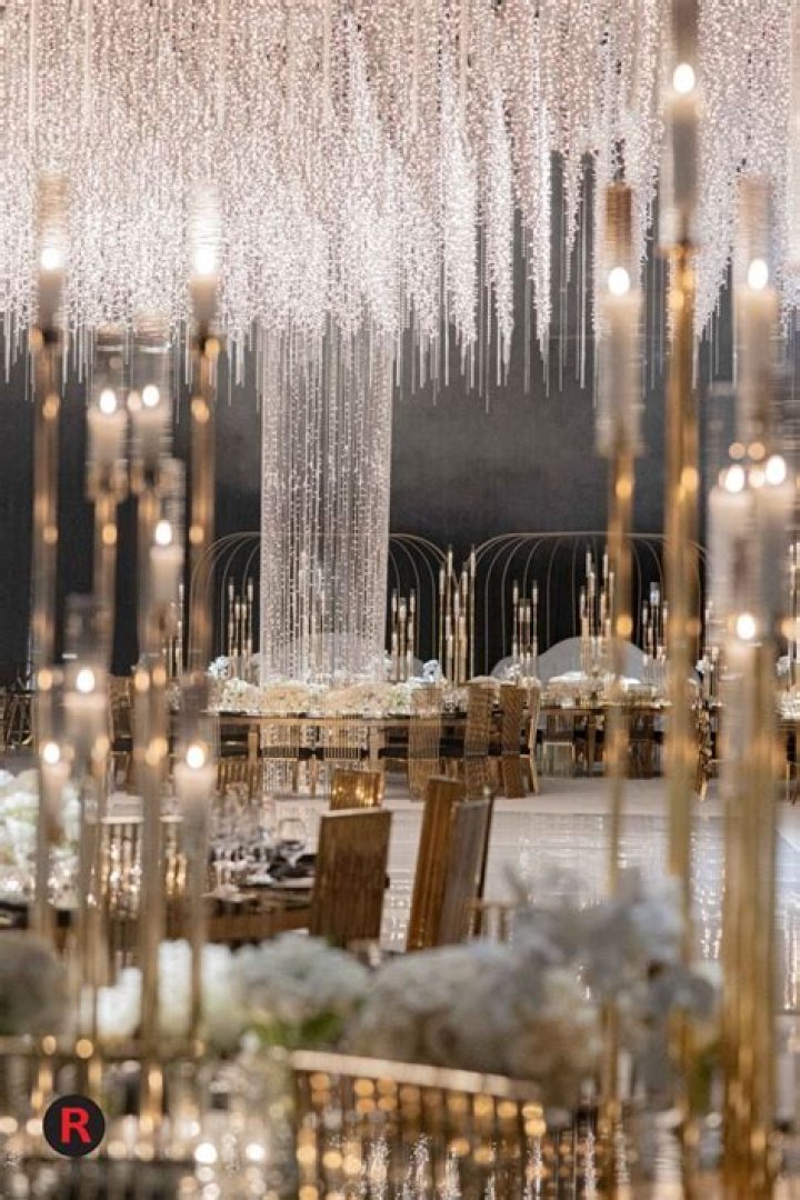 How much do people spend on centerpieces for weddings?