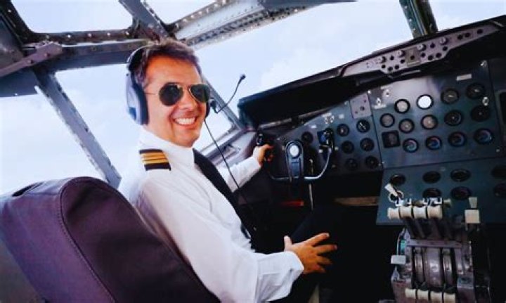 How much do pilots earn UK?