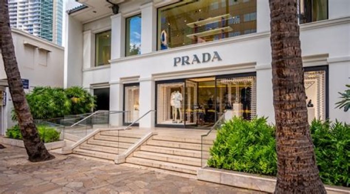 How much do Prada sales associates make?