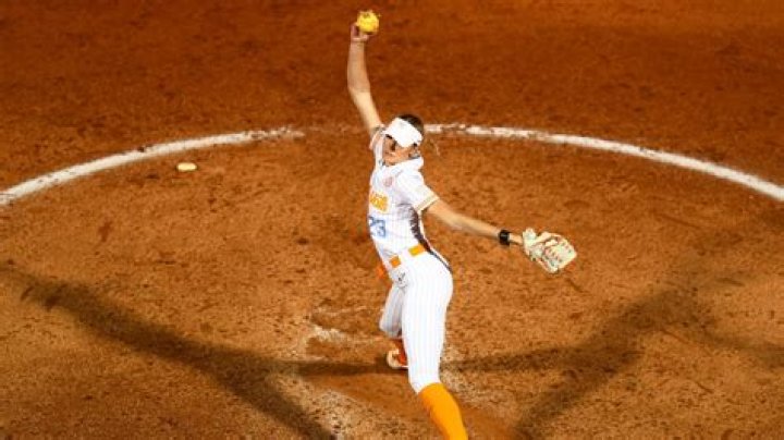 How much do pro softball players make a year?