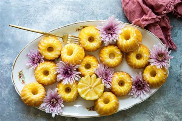 How much do you fill mini bundt pans?