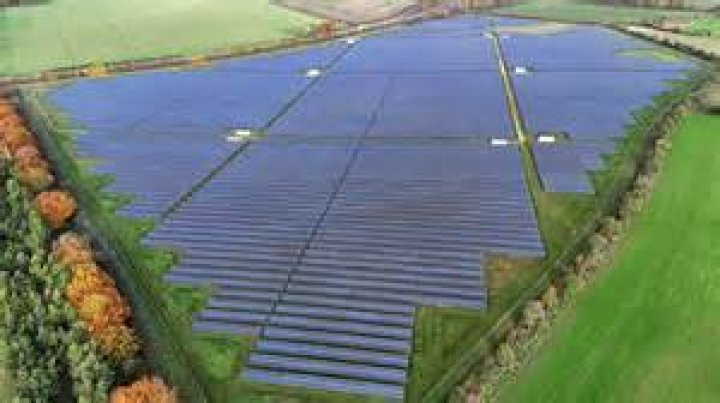 How much do you get paid for a solar farm?