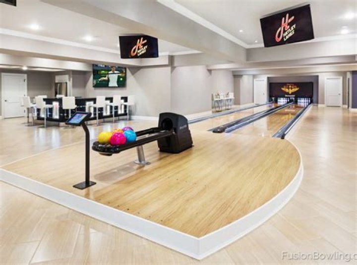 How much do you make working at a bowling alley?