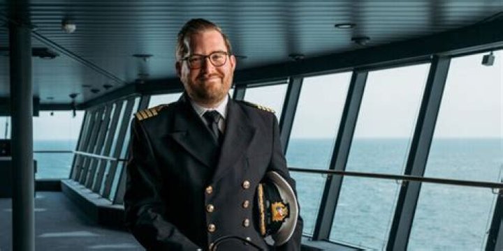 How much does a captain of a cruise ship make?