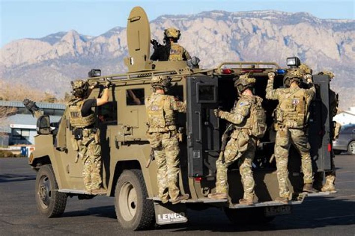 How much does a FBI SWAT make?