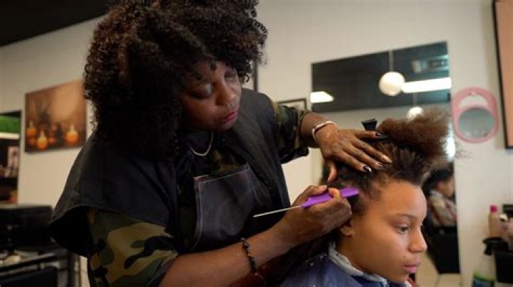 How much does a hair stylist make in Denver?