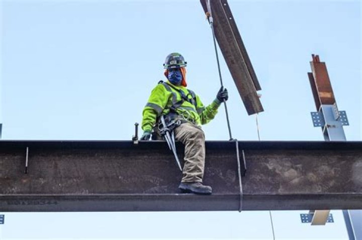 How much does a ironworker make annually?