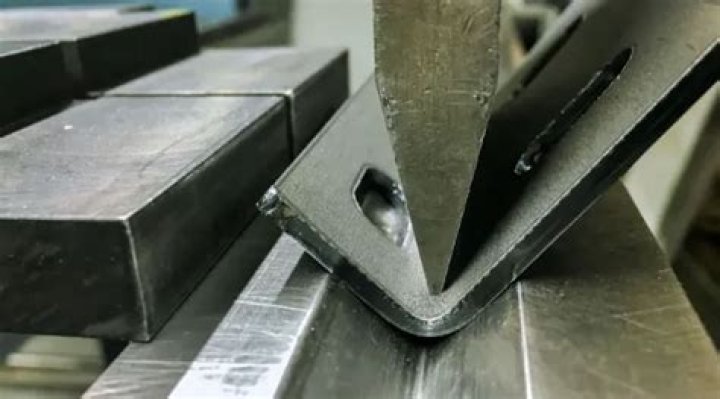 How much does a sheet metal worker make in Canada?