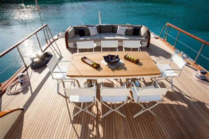 How much does a yacht salesman make?