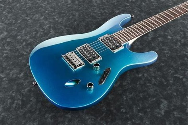 How much does an Ibanez S521 weigh?