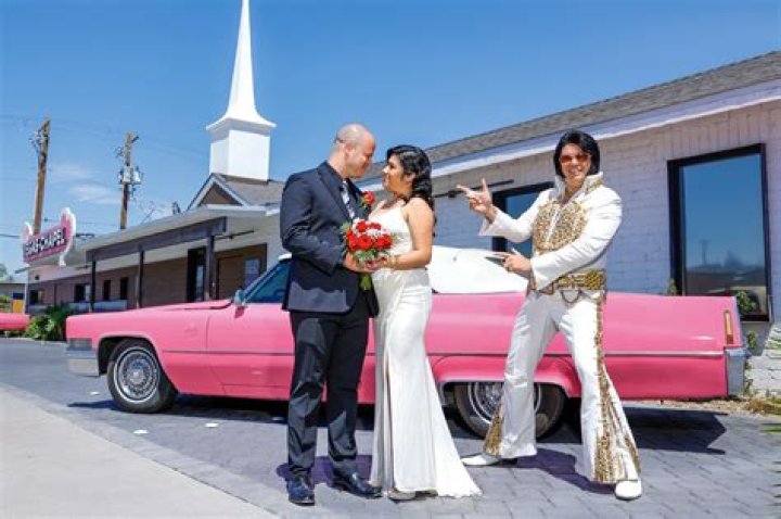 How much does it cost to get married at the Little Chapel in Vegas?