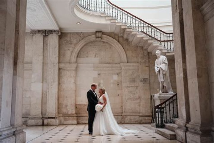 How much does it cost to get married in City Hall Dublin?
