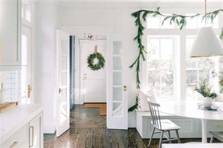 How much does it cost to get your house decorated for Christmas?