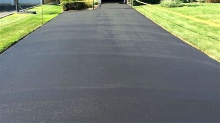 How much does it cost to top coat a driveway?