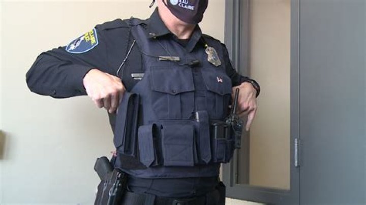 How much is a police officer paid in Virginia?