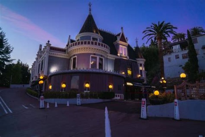 How much is an associate membership at the Magic Castle?