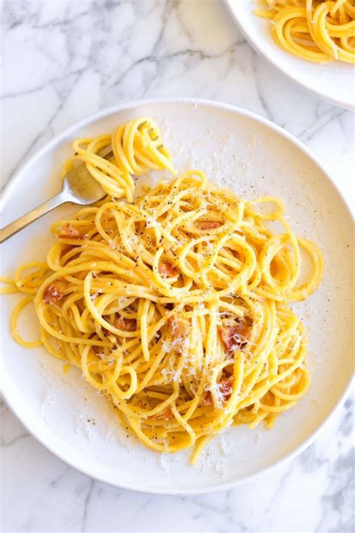 Is carbonara made with pancetta or guanciale?