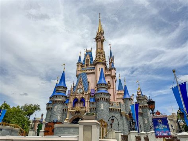 Is Disney still doing autographs?