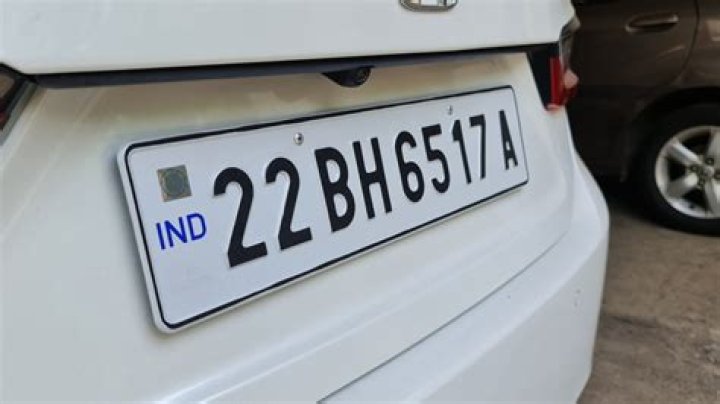 Is it illegal to drive without a rear number plate UK?