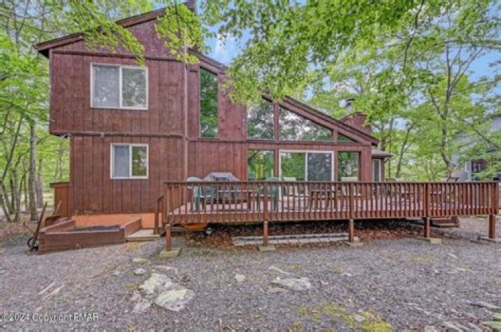 Is Saw Creek Estates gated?