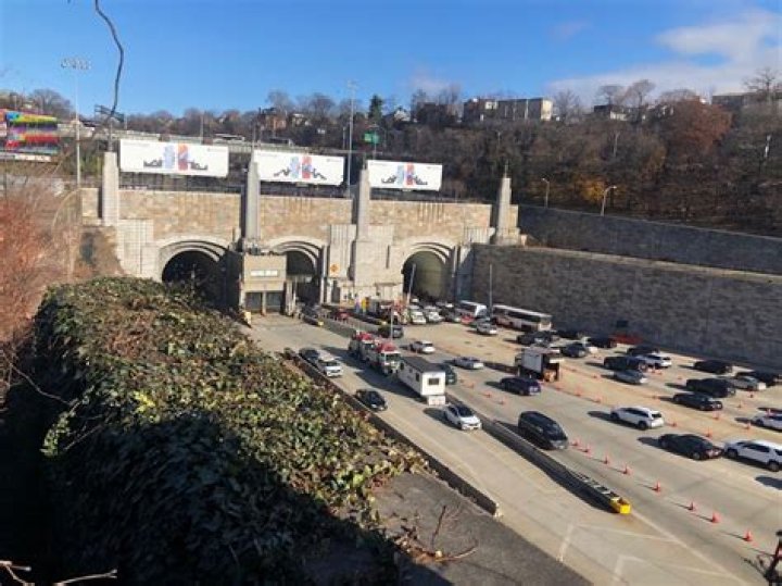 Is the Lincoln Tunnel on the bottom of the Hudson River?