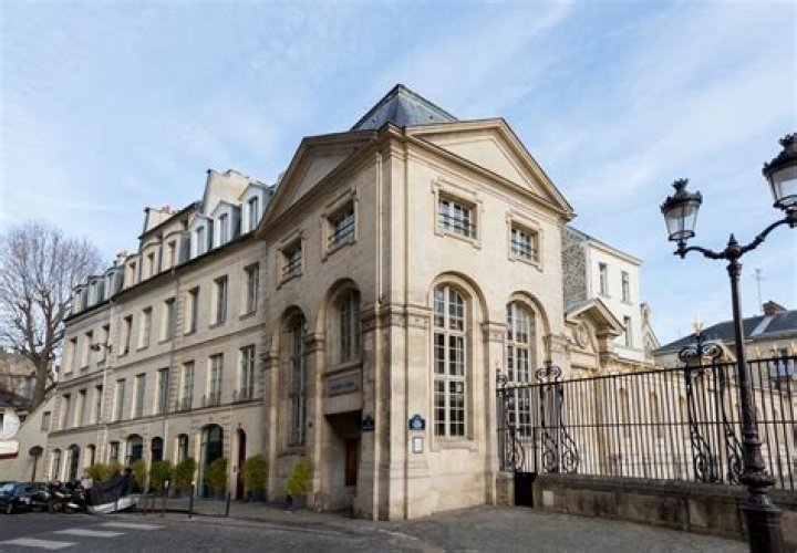 Is the school of American in Paris real?