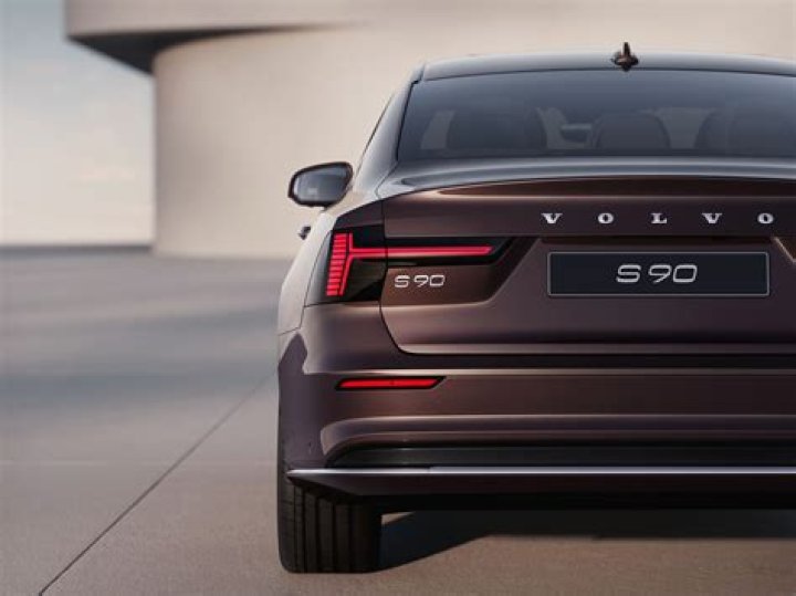 Is the Volvo S90 rear wheel drive?