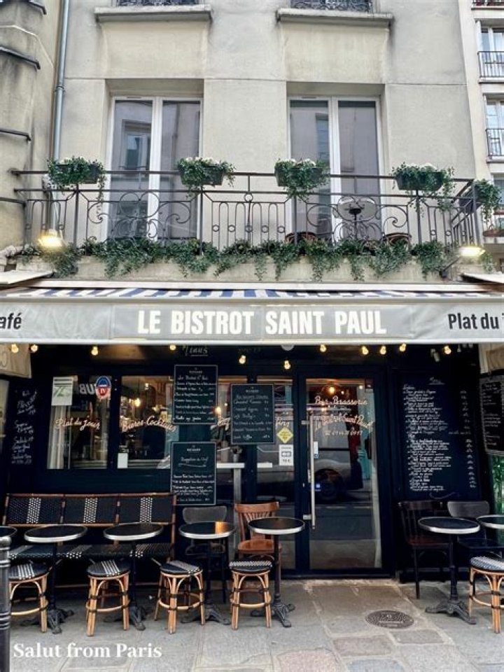 Is tipping rude in Paris?