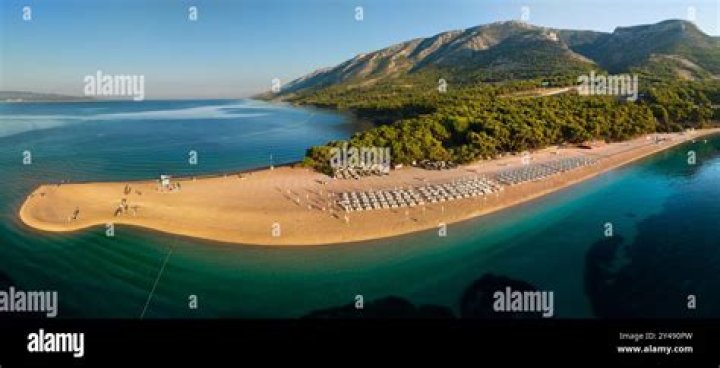 Is Zlatni Rat beach Sandy?