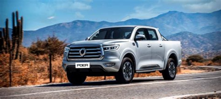 Que marca era la camioneta gris?