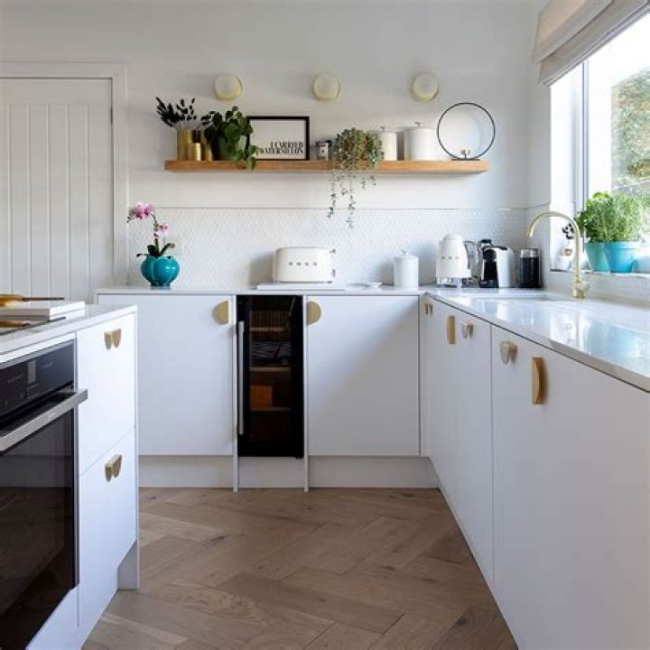 Should kitchen worktops match the floor?