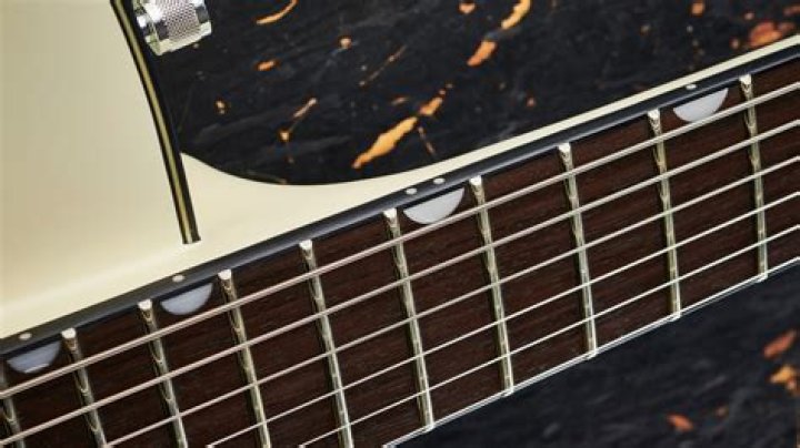 Should you oil a rosewood fretboard?