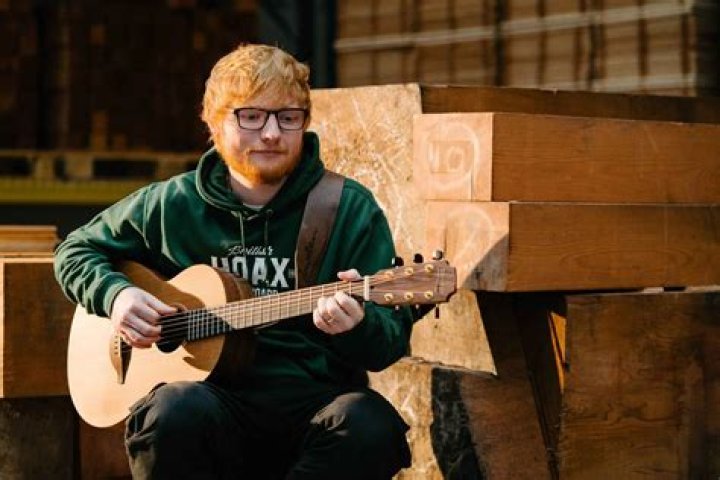 What acoustic guitar does Ed Sheeran play?