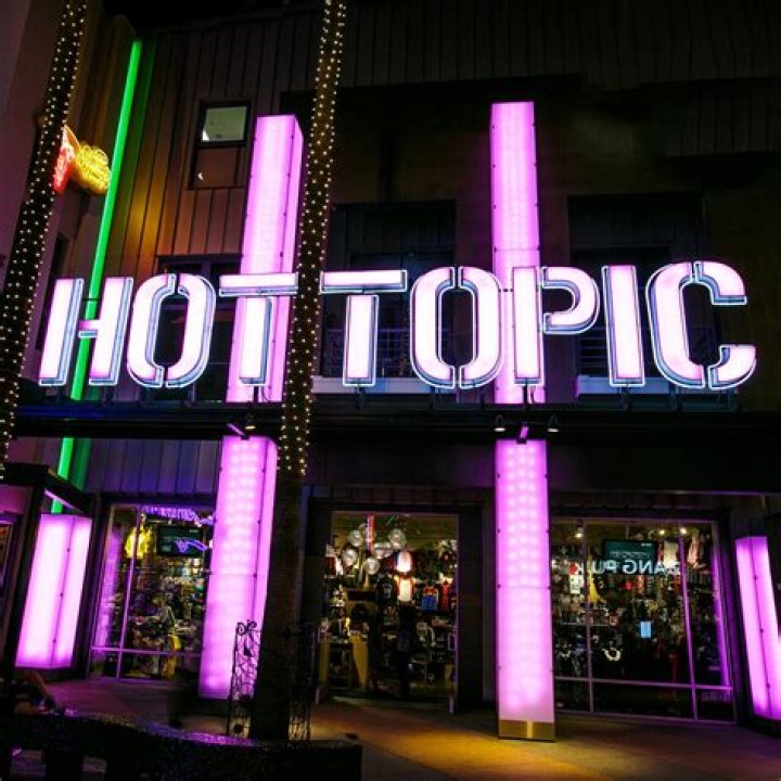 What age does hot topic hire at?