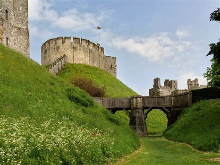 What are the advantages of a shell keep castle?