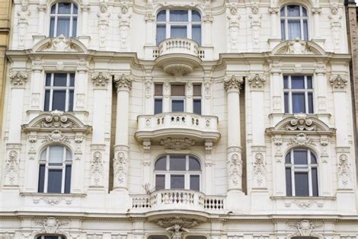 What are the characteristics of Art Nouveau architecture?