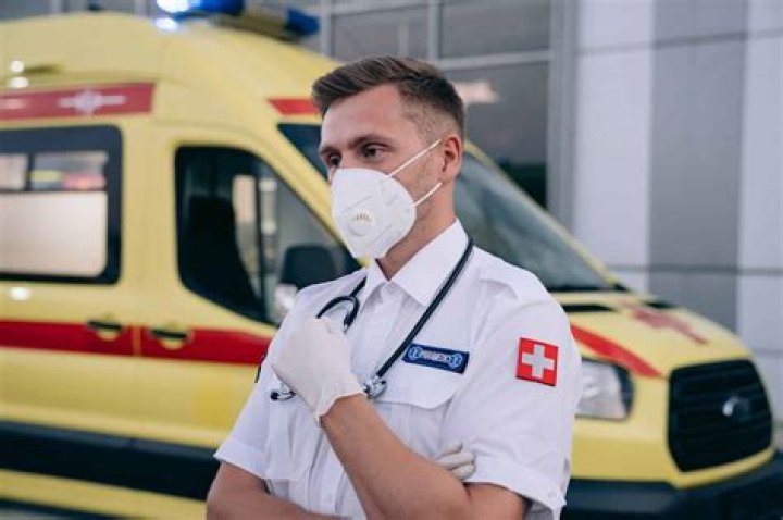 What are the duties of an emergency room technician?