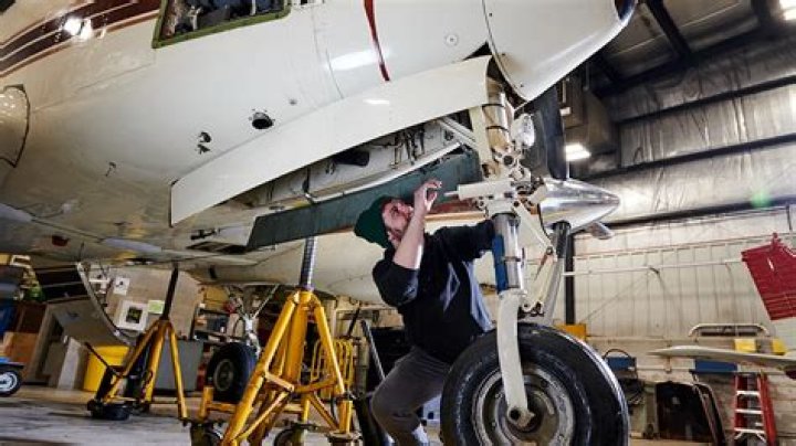 What are the majors of aircraft mechanic?