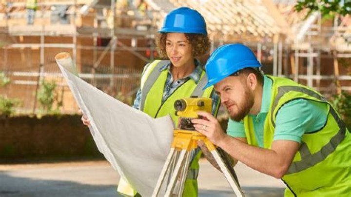 What are the roles and responsibilities of a building surveyor?