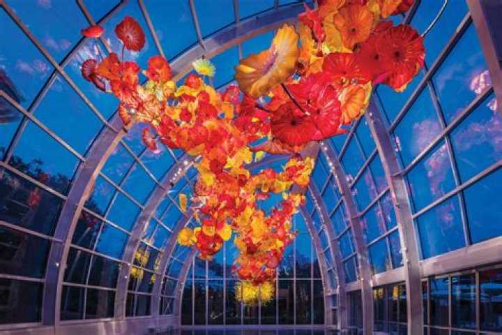 What art technique does Dale Chihuly use?