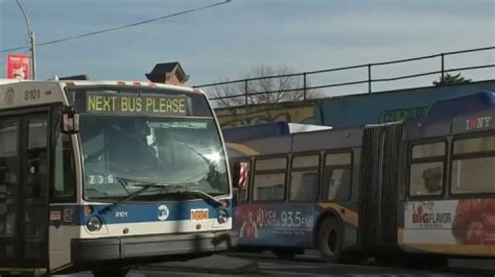 What bus goes to Ottawa airport?