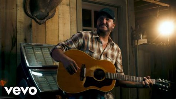 What country singer came out of the closet?