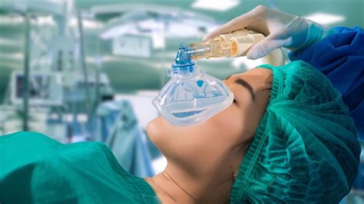 What does a anesthesiologist doctor do?