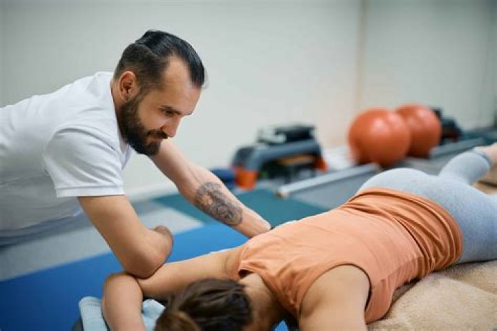 What does a sport massage therapist do?