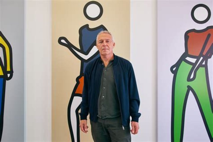 What does Julian Opie use for his artwork?