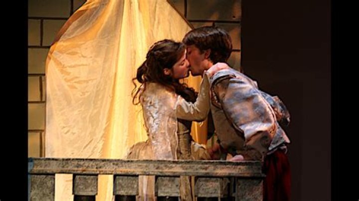 What does the balcony scene symbolize?