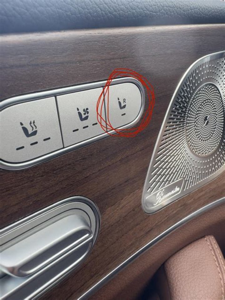 What does the R on top of signal bar?