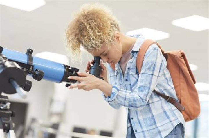 What education does an astronomer need?